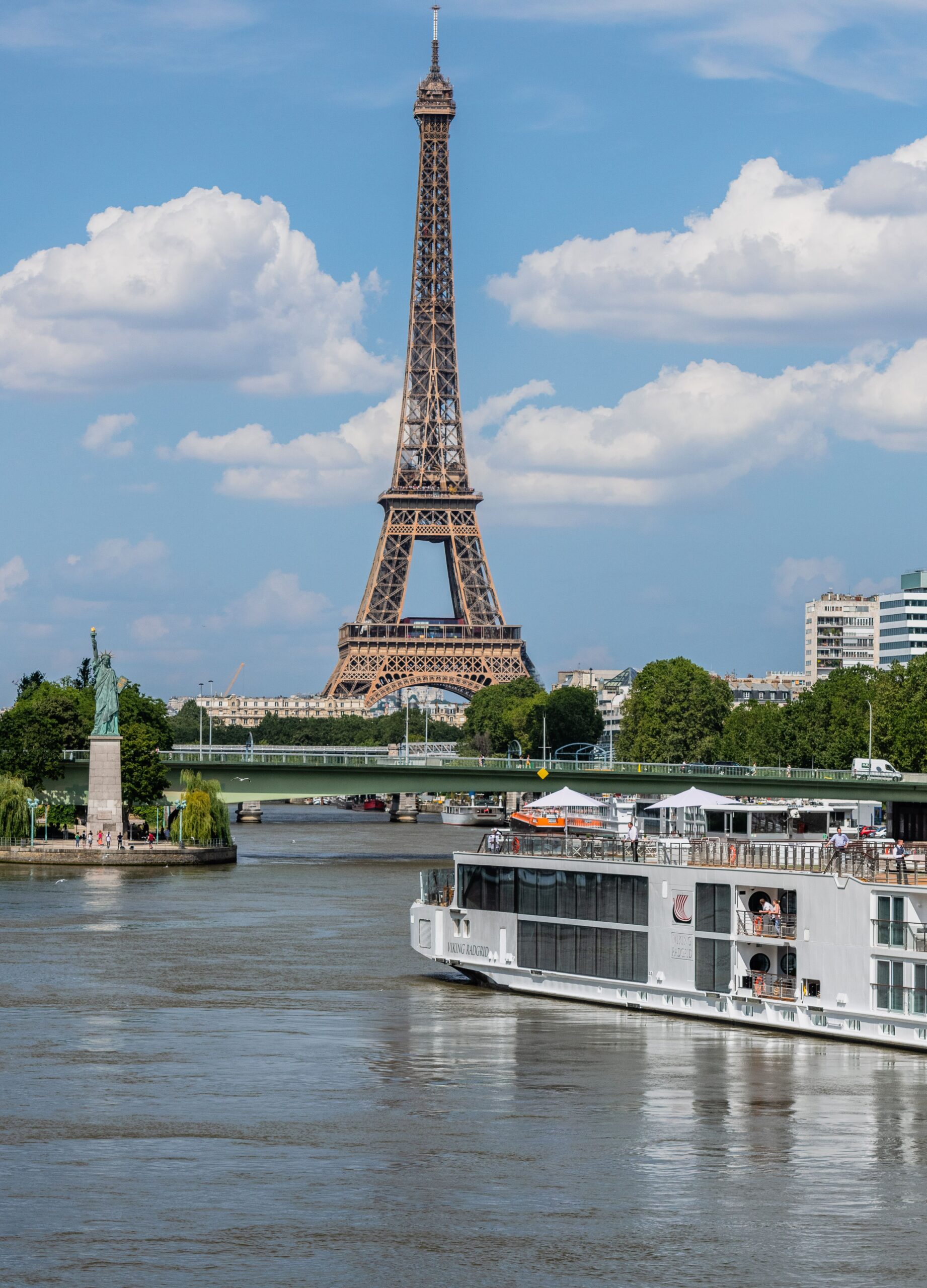 Viking-Longship-in-Paris