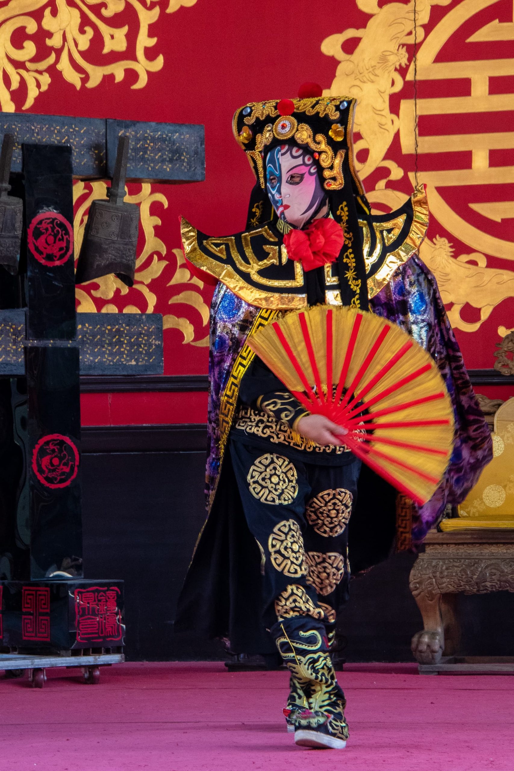 A Chinese mask actor in Beijing